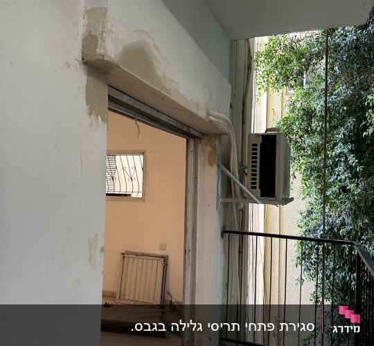 עבודת סגירה וגימור בגבס ובשפכטל מעל פתח יציאה למרפסת